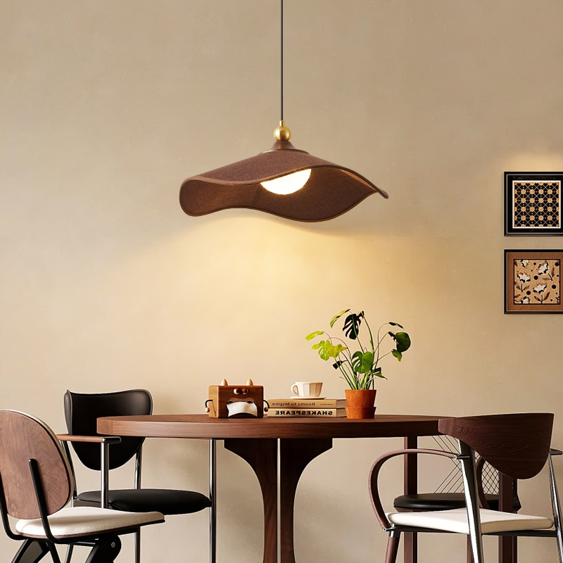 Switching Coffee To Tea - โคมไฟระย้าสไตล์ฝรั่งเศสย้อนยุค LED สำหรับร้านอาหาร ป้องกันแสงจ้า โคมไฟแขวนไม้เคลือบสีขาว รูปทรงใบบัว