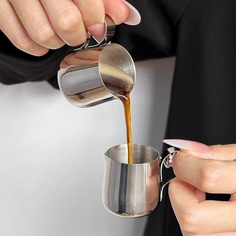 Barista Milk Jug - เหยือกตีฟองนมสแตนเลส เหยือกตีฟองนมสำหรับทำเอสเพรสโซ่ กาแฟ บาริสต้า ลาเต้ คาปูชิโน่